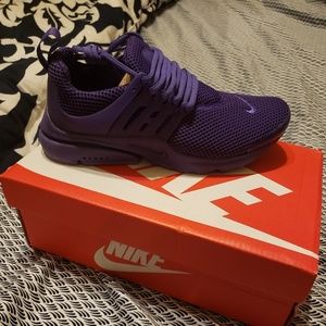 Nike purple tennis shoes